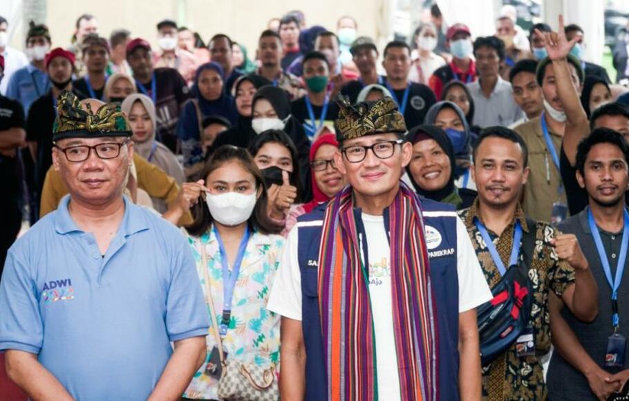 Menteri Pariwisata dan Ekonomi Kreatif (Menparekraf) Sandiaga Salahuddin Uno menghadiri sosialisasi sadar wisata di Desa Senteluk, Kabupaten Lombok Barat, Nusa Tenggara Barat (NTB), Minggu, 26 Juni 2022.
