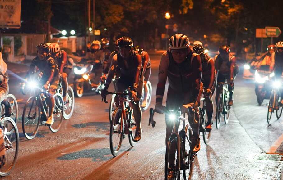 Tim Gowes Presisi Khatulistiwa yang bersepeda menempuh jarak 508 km kurang dari 24 jam memecahkan rekor Muri, 26 Juni 2022.