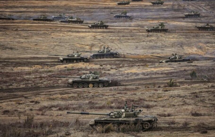 Sejumlah tank Rusia dan Belarusia melakukan latihan operasional gabungan angkatan bersenjata Belarusia dan Rusia 'Union Courage-2022' di lapangan tembak di wilayah Brest Belarusia, pada 19 Februari 2022.