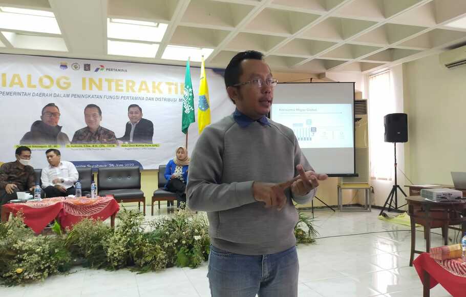 Pengamat Minyak dan Gas (Migas) Komaidi Notonegoro, di acara dialog interaktif yang digelar PMII di Islamic Center, Surabaya.