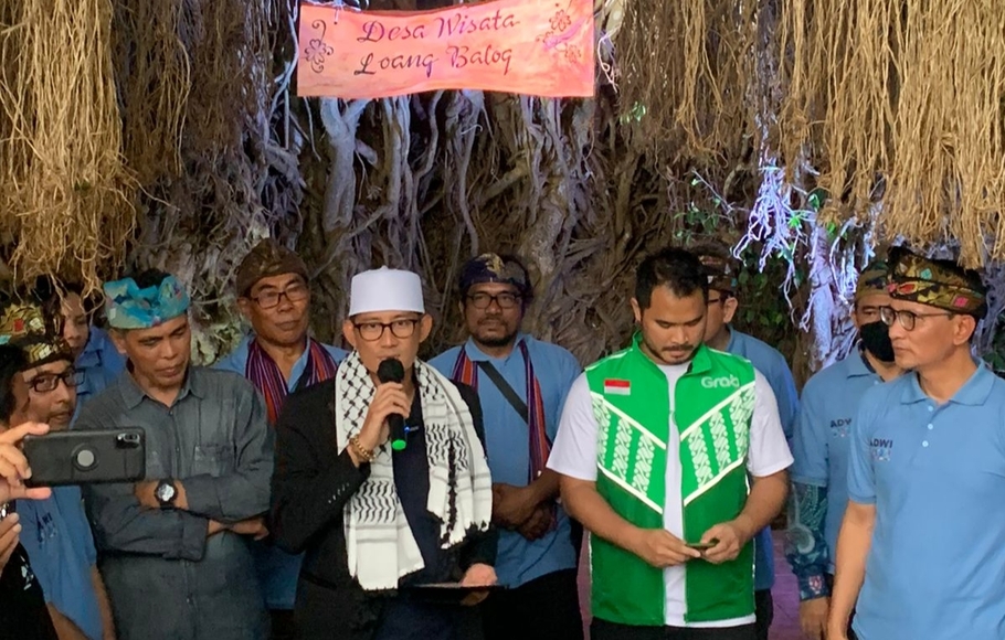 Menteri Pariwisata dan Ekonomi Kreatif, Sandiaga Salahuddin Uno mengunjungi Desa Wisata Loang Baloq, di Kelurahan Tanjung Karang, Kecamatan Sekarbela, Kota Mataram, Nusa Tenggara Barat (NTB).