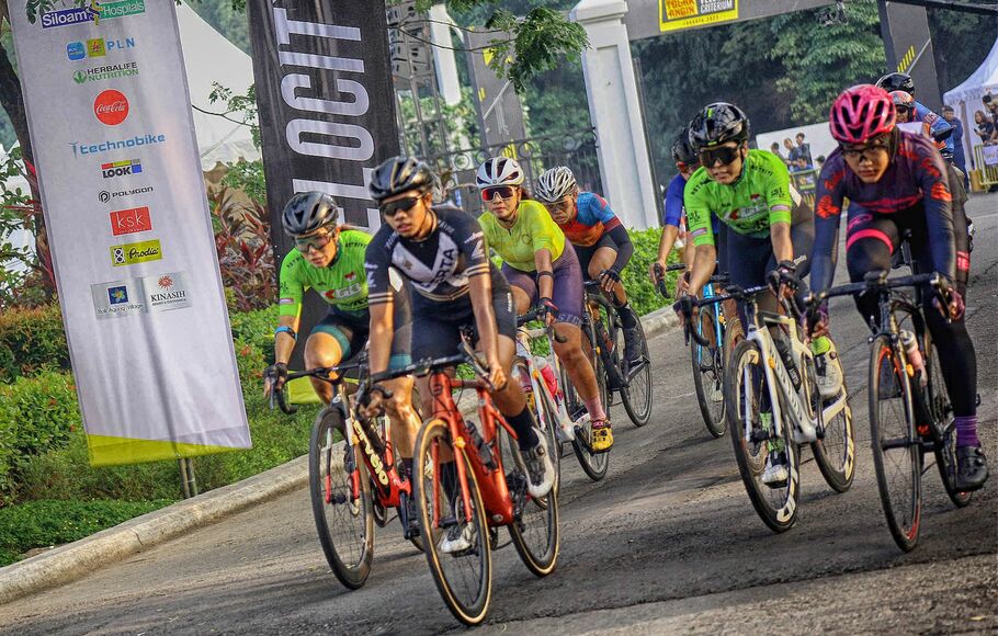 Sejumlah peserta wanita dari nomor balap Women Open (non atlet) 14 KM mengikuti ajang lomba balap sepeda bertajuk Velocity Criterium di Central Park Meikarta, Cikarang, Kabupaten Bekasi, Minggu 26 Juni 2022.