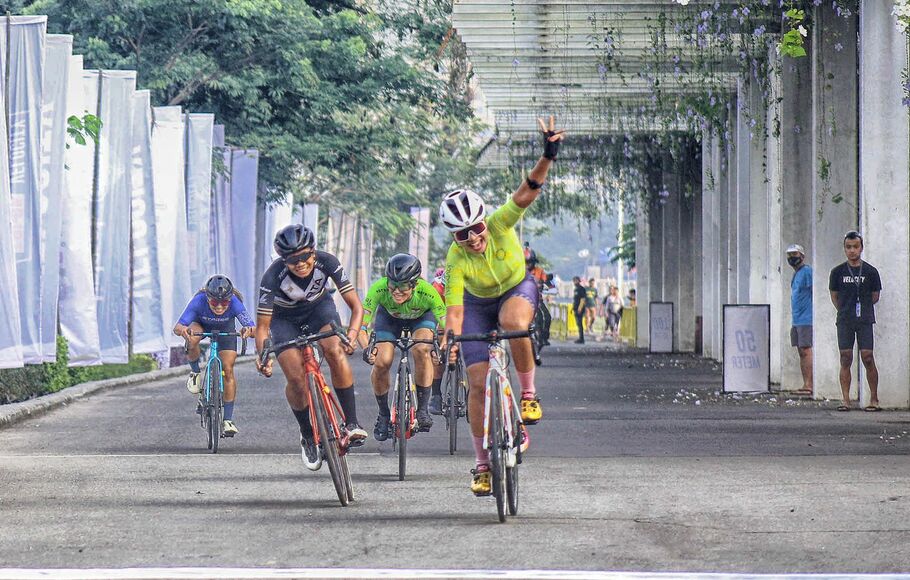 Peserta wanita Ajeng Anindya (depan kanan) meraih posisi pertama dari nomor balap Women Open (non atlet) 14 KM mengikuti ajang lomba balap sepeda bertajuk Velocity Criterium di Central Park Meikarta, Cikarang, Kabupaten Bekasi, Minggu 26 Juni 2022.