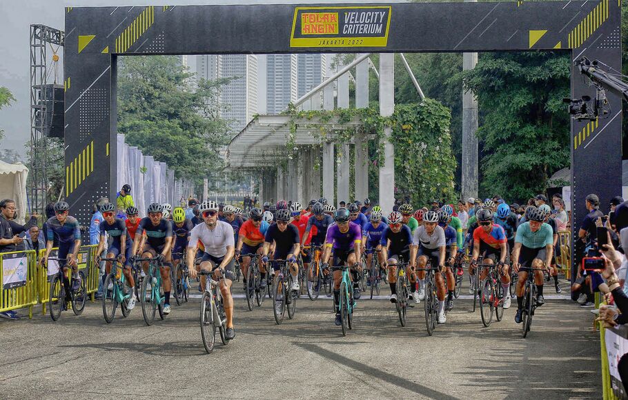 Sejumlah peserta dari nomor balap Men Open (non atlet) 23 km, mengikuti ajang lomba balap sepeda bertajuk Velocity Criterium di Central Park Meikarta, Cikarang, Kabupaten Bekasi, Minggu 26 Juni 2022.