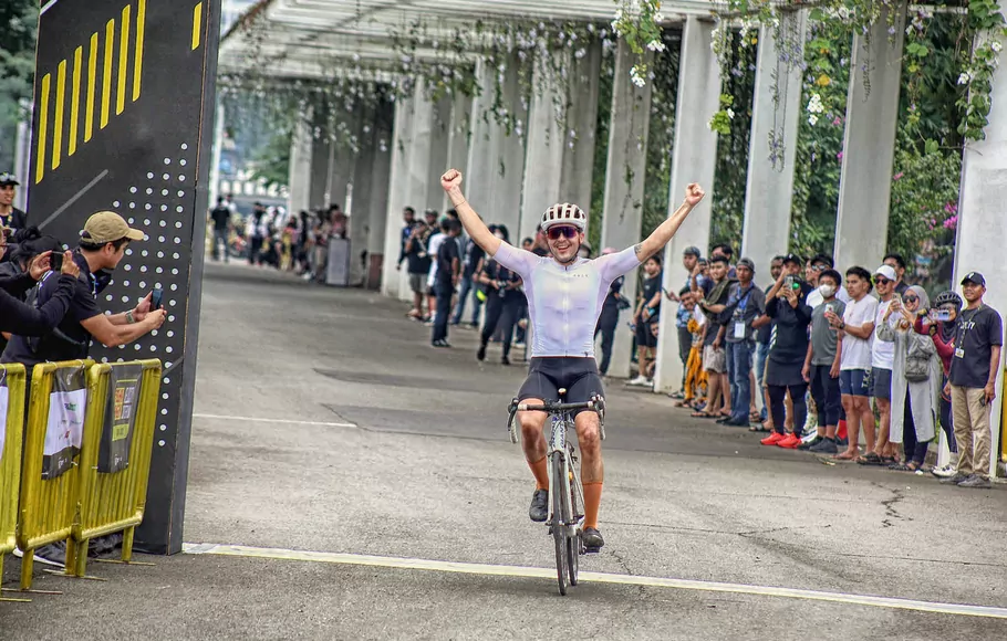 Peserta dari nomor balap Men Open (non atlet) 23 km Reinis Simanovskis finish pertama, dalam ajang lomba balap sepeda bertajuk Velocity Criterium di Central Park Meikarta, Cikarang, Kabupaten Bekasi, Minggu 26 Juni 2022.