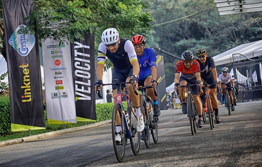 Sejumlah peserta dari nomor balap Men Master C (non atlet, di atas 50 tahun) 14 KM, mengikuti ajang lomba balap sepeda bertajuk Velocity Criterium di Central Park Meikarta, Cikarang, Kabupaten Bekasi, Minggu 26 Juni 2022.
