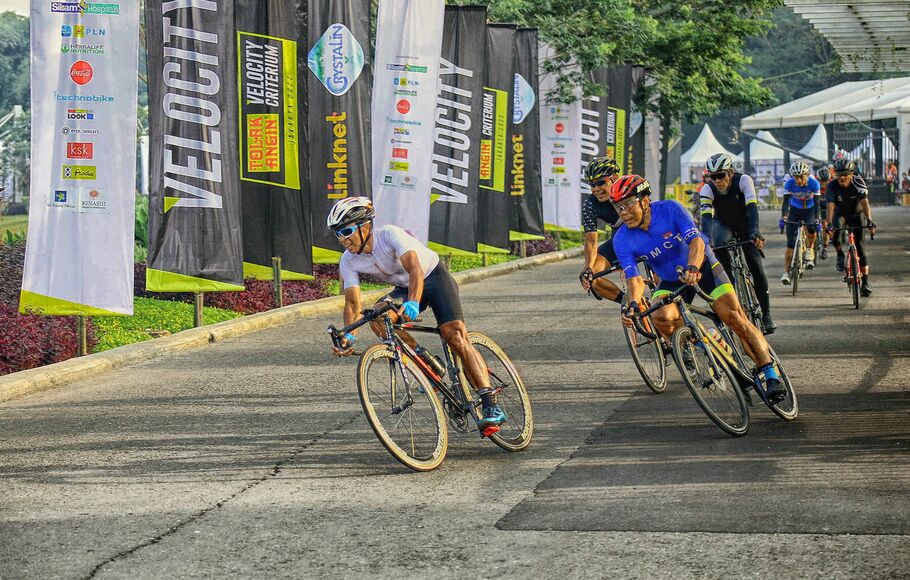 Sejumlah peserta dari nomor balap Men Master C (non atlet, di atas 50 tahun) 14 KM, mengikuti ajang lomba balap sepeda bertajuk Velocity Criterium di Central Park Meikarta, Cikarang, Kabupaten Bekasi, Minggu 26 Juni 2022.