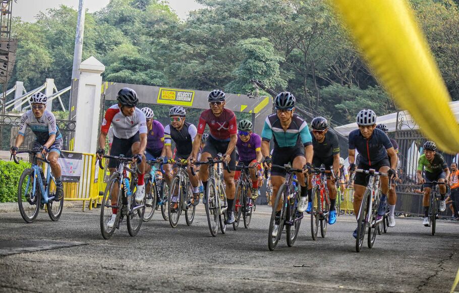 Sejumlah peserta dari nomor balap Men Master B (non atlet, 40-49 tahun) 18 km, mengikuti ajang lomba balap sepeda bertajuk Velocity Criterium di Central Park Meikarta, Cikarang, Kabupaten Bekasi, Minggu 26 Juni 2022.