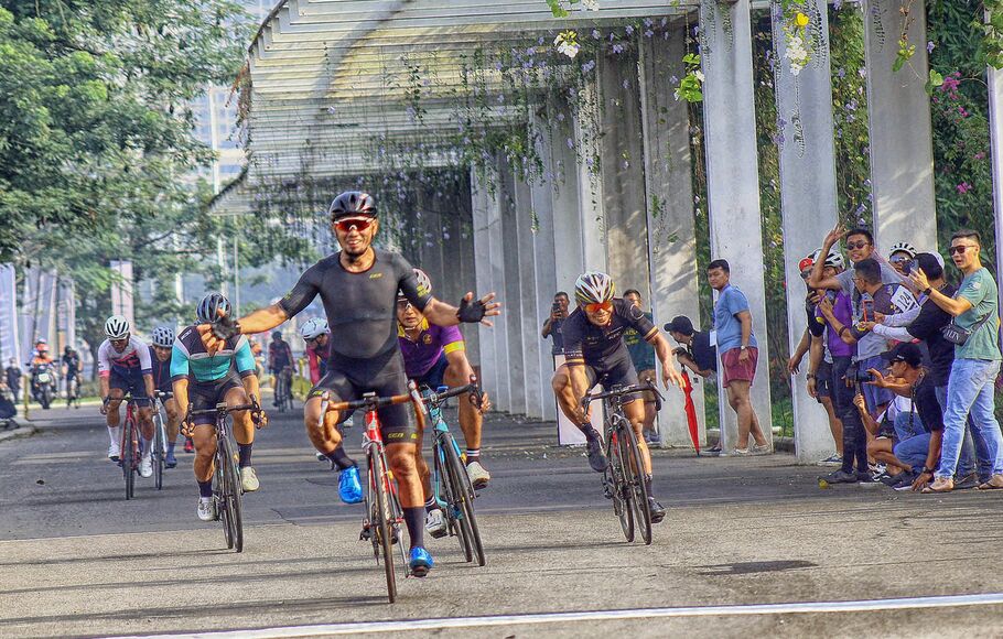 Peserta dari nomor balap Men Master B (non atlet, 40-49 tahun) 18 km atas nama Zulkifli, Finish pertama saat mengikuti ajang lomba balap sepeda bertajuk Velocity Criterium di Central Park Meikarta, Cikarang, Kabupaten Bekasi, Minggu 26 Juni 2022.