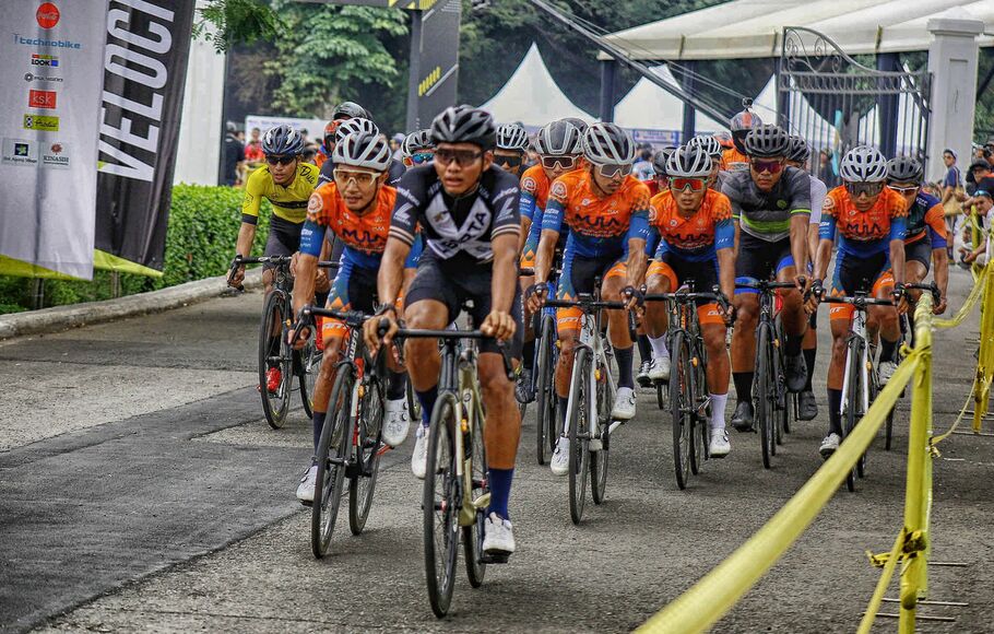 Sejumlah peserta dari nomor balap Men Elite (atlet) 23 km, mengikuti ajang lomba balap sepeda bertajuk Velocity Criterium di Central Park Meikarta, Cikarang, Kabupaten Bekasi, Minggu 26 Juni 2022.