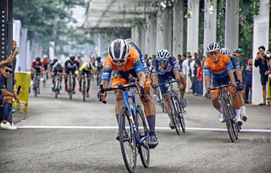 Sejumlah peserta dari nomor balap Men Elite (atlet) 23 km, mengikuti ajang lomba balap sepeda bertajuk Velocity Criterium di Central Park Meikarta, Cikarang, Kabupaten Bekasi, Minggu 26 Juni 2022.