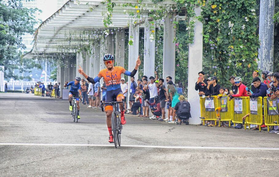 Peserta dari nomor balap Men Elite (atlet) 23 km, Muhamad Gilang Persada finish pertama dalam ajang lomba balap sepeda bertajuk Velocity Criterium di Central Park Meikarta, Cikarang, Kabupaten Bekasi, Minggu 26 Juni 2022.