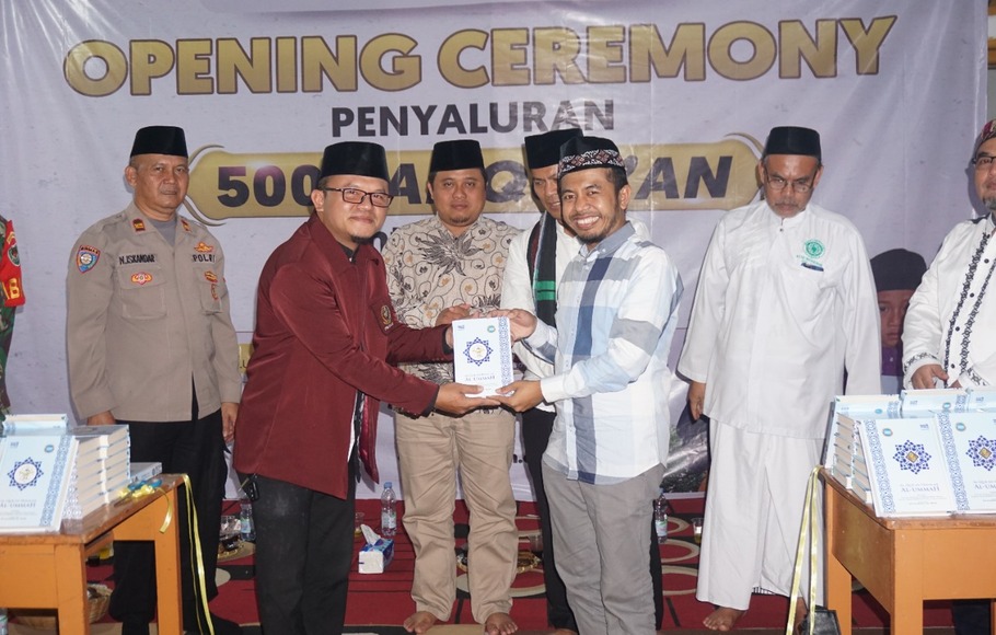 Yayasan Amirul Ummah melakukan penyerahan 5.000 Al-Qur'an yang dilaksanakan di Pesantren Al Hidayah, Warung Kondang.