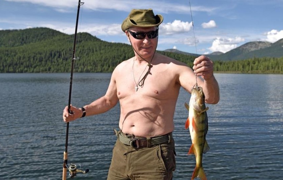 Penampilan Presiden Rusia Vladimir Putin saat memancing ikan.