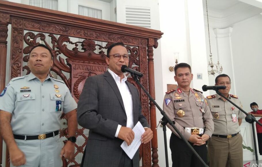 Gubernur DKI Jakarta Anies Baswedan (dua dari kiri) memberikan keterangan pers soal perubahan nama jalan di Balai Kota Jakarta, Senin 27 Juni 2022