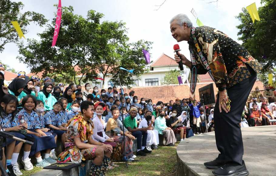 Gubernur Jawa Tengah Ganjar Pranowo menghadiri pembukaan Borobudur Student Festival 2022 di Canisio Art Center, SD Kanisius, Wonorejo, Kabupaten Magelang, Senin 27 Juni 2022.