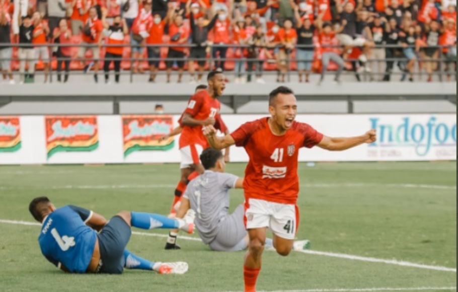 Striker Bali United, Irfan Jaya melakukan selebrasi seusai menjebol gawang Visakha FC di Stadion I Wayan Dipta, Gianyar, Senin, 27 Juni 2022.