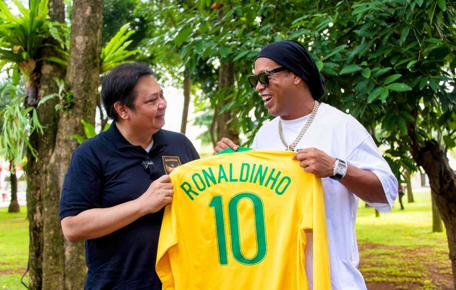Menteri Koordinator Perekonomian Airlangga Hartarto berbincang santai dengan legenda sepakbola Brasil, Ronaldo de Assis Moreira atau Ronaldinho.