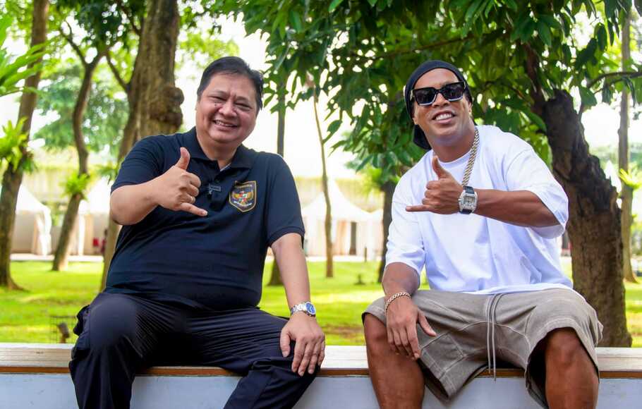 Menteri Koordinator Perekonomian Airlangga Hartarto berbincang santai dengan legenda sepakbola Brasil, Ronaldo de Assis Moreira atau Ronaldinho.