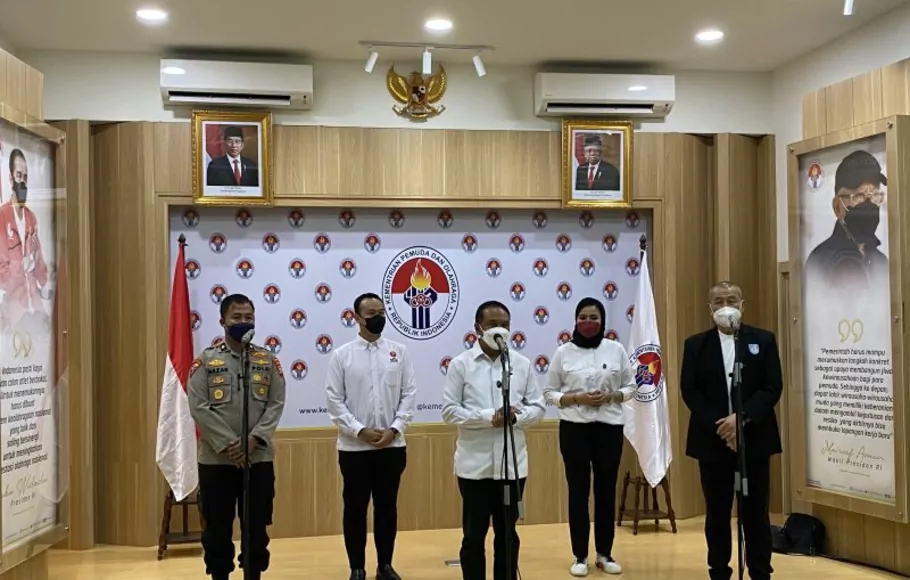 Menteri Pemuda dan Olahraga Zainudin Amali (tengah) memberikan keterangan pers terkait persiapan FIBA Asia Cup 2022 usai melaksanakan rapat koordinasi di Kantor Kementerian Pemuda dan Olahraga (Kemenpora) di Jakarta, Senin, 27 Juni 2022.