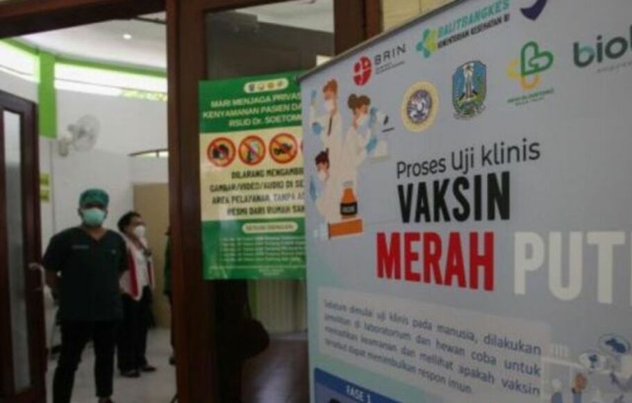 Petugas kesehatan berada di ruang vaksinasi saat dimulainya Uji Klinis Vaksin Merah Putih di RSUD Dr Soetomo, Surabaya, Jawa Timur, Rabu, 9 Februari  2022.
