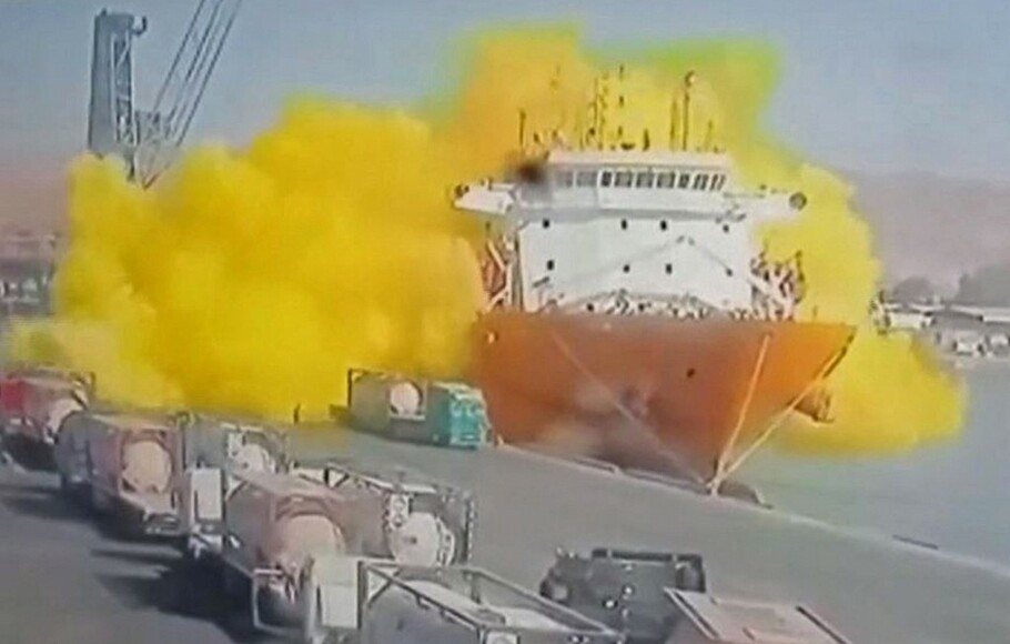 Gambar dari rekaman CCTV yang disiarkan oleh TV Al-Mamlaka Yordania pada 27 Juni 2022 menunjukkan momen ledakan gas beracun di pelabuhan Aqaba Yordania.
