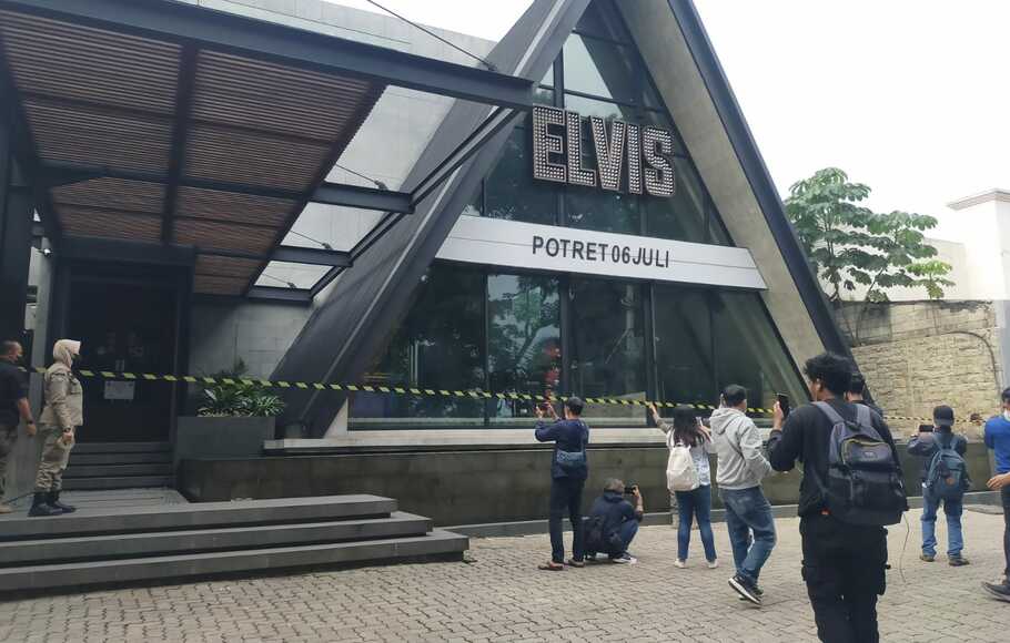 Kafe Elvis eks Holywings di Jalan Padjajaran Kota Bogor disegel Pemerintah Kota Bogor karena menjual miras di atas 5 persen, Sabtu, 25 Juni 2022.