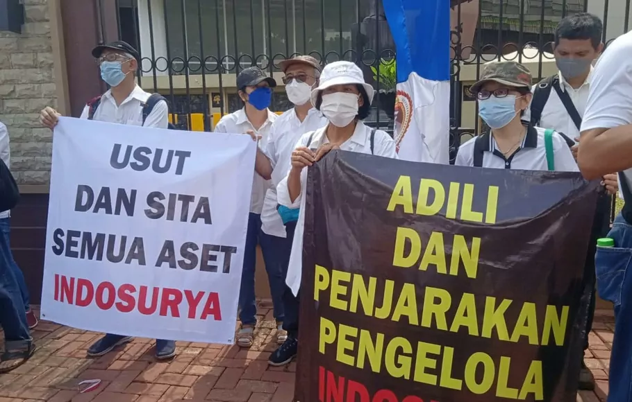 Korban kasus penipuan investasi dana nasabah Koperasi Simpan Pinjam (KSP) Indosurya melakukan aksi unjuk rasa di depan Museum Polri, Mabes Polri, Jakarta Selatan, Selasa, 28 Juni 2022.