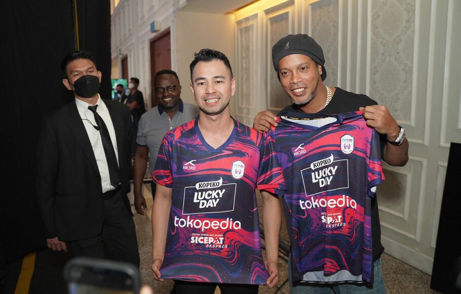 Chairman RANS Nusantara FC, Raffi Ahmad dan bintang sepak bola dunia asal Brasil, Ronaldinho yang menjadi ikon dalam acara grand launching jersey with Ronaldinho RANS Nusantara FC. 