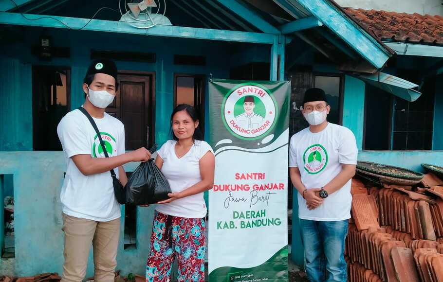 Santri Dukung Ganjar Jawa Barat melaksanakan kegiatan bantuan UMKM di kecamatan Ciparay, Kabupaten Bandung pada Selasa 28 Juni 2022
