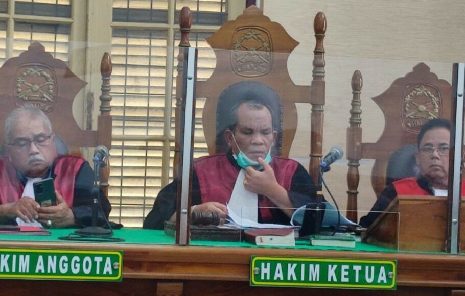 Majelis Hakim Pengadilan Negeri Medan diketuai Sapril Batubara (tengah) membacakan vonis terdakwa Karto Manalu, Selasa 28 Juni 2022.