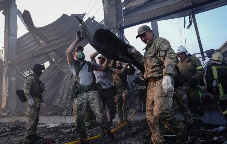 Regu penyelamat melakukan tindakan di sebuah mal yang terkena serangan rudal di Kremenchuk, Poltava, Ukraina.