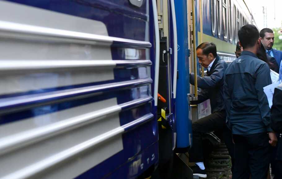 Presiden Jokowi naik kereta bersama rombongan dari Przemysl, Polandia menuju Kyiv, Ukraina,  Selasa malam, 28 Juni 2022.