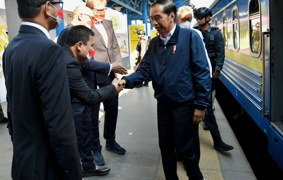 Presiden Joko Widodo (Jokowi) dan Ibu Iriana tiba di Peron 1 Stasiun Central Kyiv, Ukraina sekitar pukul 08.50 waktu setempat, Rabu, 29 Juni 2022.