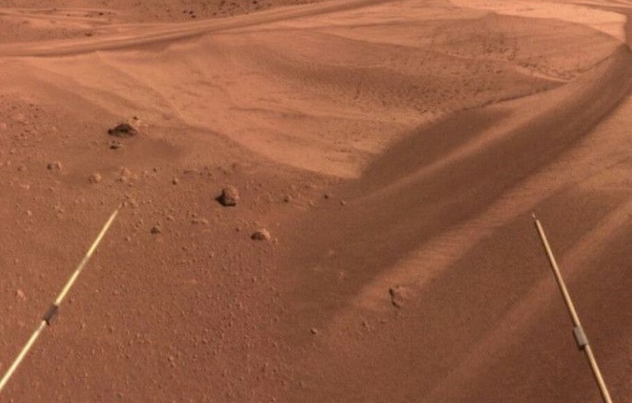 Gambar Planet Mars yang ditangkap oleh wahana penjelajah Tiongkok Zhurong dari misi Tianwen-1 terlihat pada gambar yang dirilis oleh Badan Antariksa Nasional Tiongkok (CNSA), 29 Juni 2022.