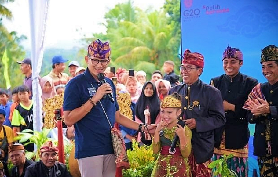 Menteri Pariwisata dan Ekonomi Kreatif (Menparekraf) Sandiaga Uno bersama dalang cilik Zahria di Desa Wisata Buwun Sejati, Lombok.