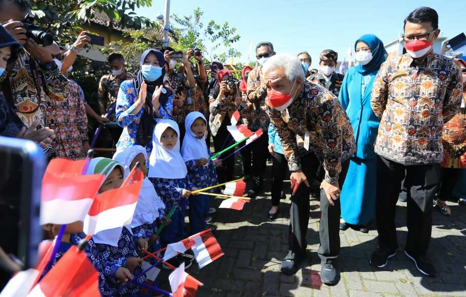Gubernur Jawa Tengah (Jateng) Ganjar Pranowo berkomunikasi dengan anak-anak yang hadir dalam peringatan Hari Keluarga Nasional (Harganas) 2022 di Desa Watukumpul, Kecamatan Parakan, Kabupaten Temanggung, Jateng, Rabu, 29 Juni 2022.