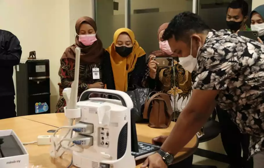 Pemerintah Provinsi Jawa Tengah (Pemprov Jateng) memberikan bantuan berupa alat ultrasonografi atau alat USG untuk Puskesmas Karimunjawa.