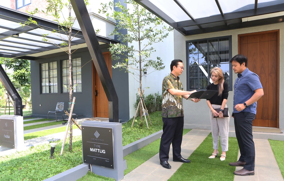 General Manager Sales & Marketing Synthesis Huis,Willy Kurniawan sedang menjelaskan lokasi dan akses Synthesis Huis kepada konsumen, di Marketing Gallery Synthesis Huis, Jakarta, Kamis 29 Juni 2022