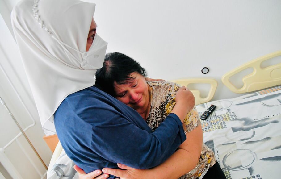 Ibu Negara Iriana Joko Widodo memeluk seorang ibu saat menyerahkan bantuan obat-obatan kepada RS di Kyiv, Ukraina, Rabu, 29 Juni 2022.