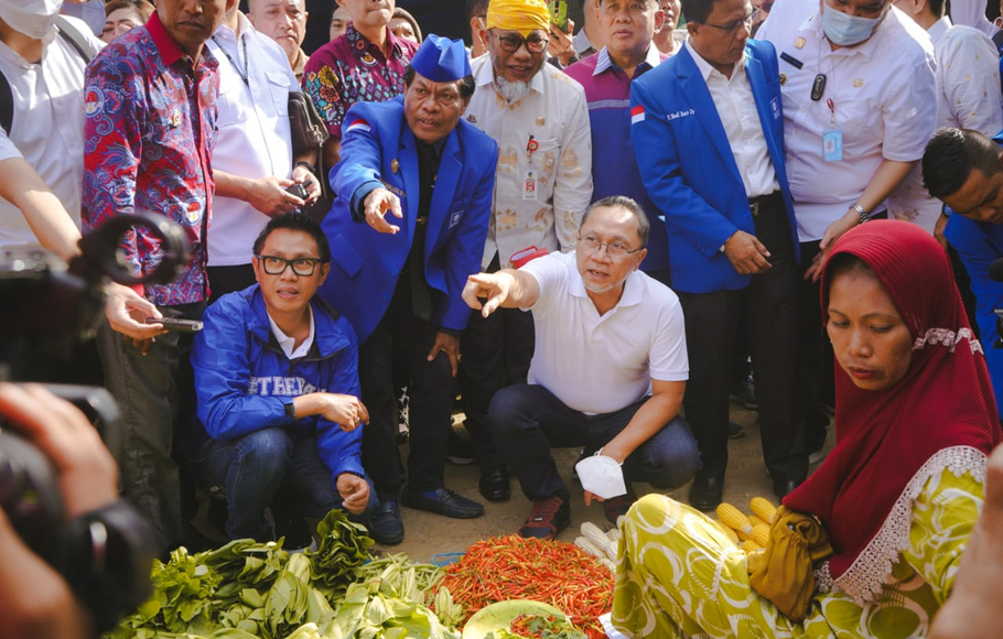 Menteri Perdagangan (Mendag) Zulkifli Hasan saat inspeksi mendadak ke Pasar Toaya, Donggala, Sulawesi Tengah, Rabu 29 Juni 2022.