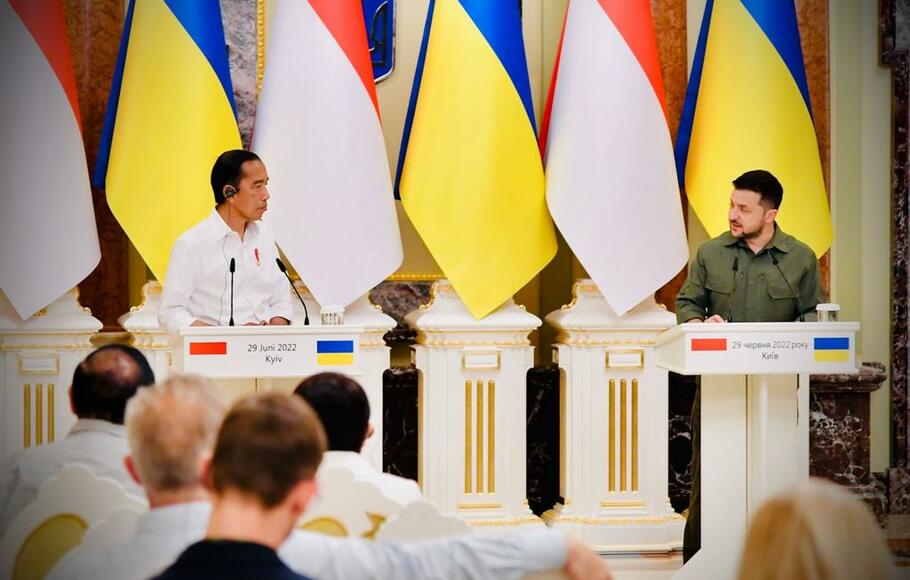 Presiden Joko Widodo (Jokowi) mengadakan pertemuan dengan Presiden Ukraina Volodymyr Zelensky di Istana Maryinsky, Kyiv, Ukraina, Rabu, 29 Juni 6 2022.