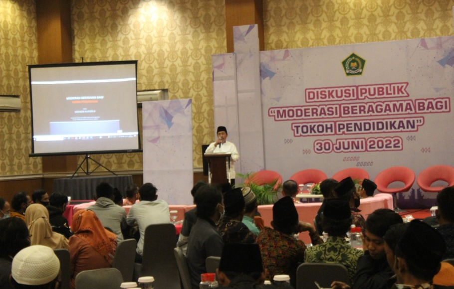 Kepala Pusat Litbang Pendidikan Agama dan Keagamaan Balitbang Diklat Kemenag H Mohsen memberi paparan dalam diskusi publik bertajuk 