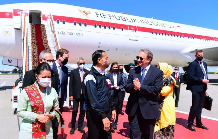 Presiden Joko Widodo saat tiba di Moskwa, Rusia, Kamis 30 Juni 2022.