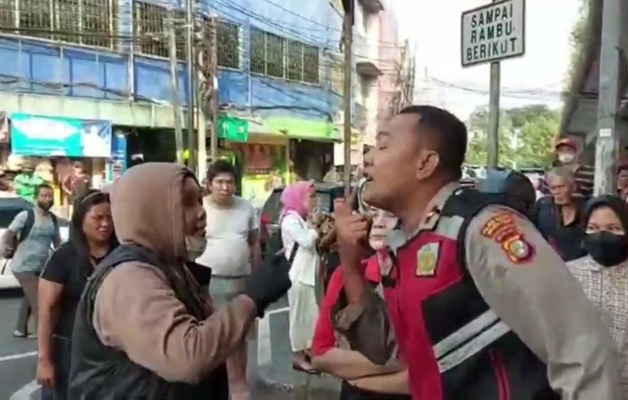 Seorang mahasiswi diduga menganiaya anggota Polres Metro Jakarta Timur karena tidak terima ditegur saat melawan arah di bawah fly over Kampung Melayu, Jakarta, Kamis, 30 Juni 2022.