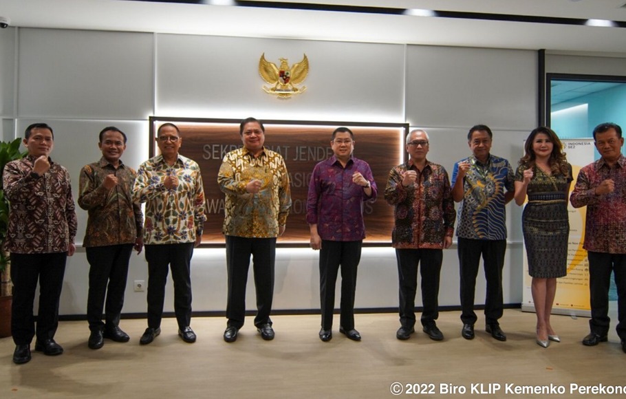 Menko Perekonomian Airlangga hartarto (empat dari kiri) usai memimpin pembahasan perkembangan KEK Lido, di kantor Sekretariat Jenderal Dewan Nasional KEK, 30 Juni 2022.