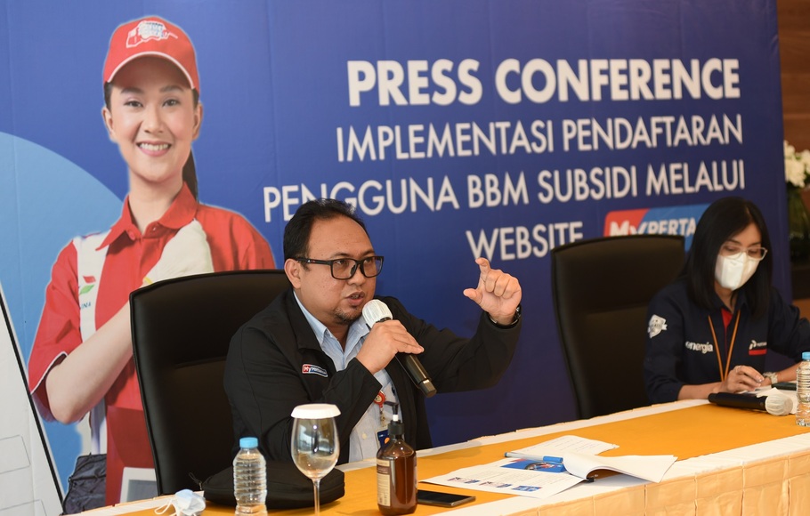 Corporate Secretary Pertamina Patra Niaga Irto Ginting memberi keterangan pers terkait implementasi pendaftaran pengguna BBM subsidi melalui sistem MyPertamina, di Jakarta, 30 Juni 2022.