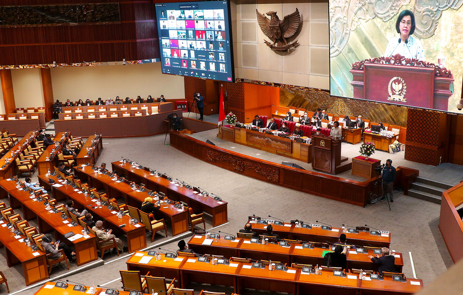 Menteri Keuangan Sri Mulyani menyampaikan keterangan pemerintah tentang pertanggungjawaban pelaksanaan APBN 2021 disaksikan pimpinan DPR RI saat rapat paripurna ke-26 masa persidangan V tahun 2021-2022 di Kompleks Parlemen, Senayan, Jakarta, Kamis, 30 Juni 2022.