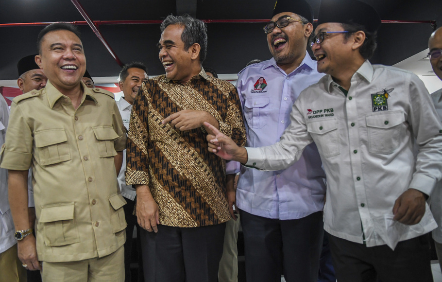 Ketua Harian DPP Partai Gerindra Sufmi Dasco Ahmad (kiri) bersama Sekjen Partai Gerindra Ahmad Muzani (kedua kiri) berbincang dengan Sekjen PKB Hasanuddin Wahid (kanan), dan Wakil Ketua Umum bidang Pemenangan Pemilu PKB Jazilul Fawaid (kanan) usai melakukan pertemuan di Jakarta, Kamis, 30 Juni 2022.