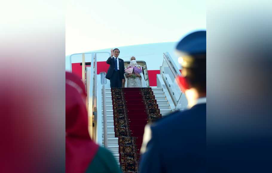 Presiden Joko Widodo (Jokowi) bersama Ibu Negara Iriana Joko Widodo bertolak ke Abu Dhabi, Uni Emirat Arab dari Bandara Vnukovo, Moskwa, Rusia, Kamis, 30 Juni 2022.